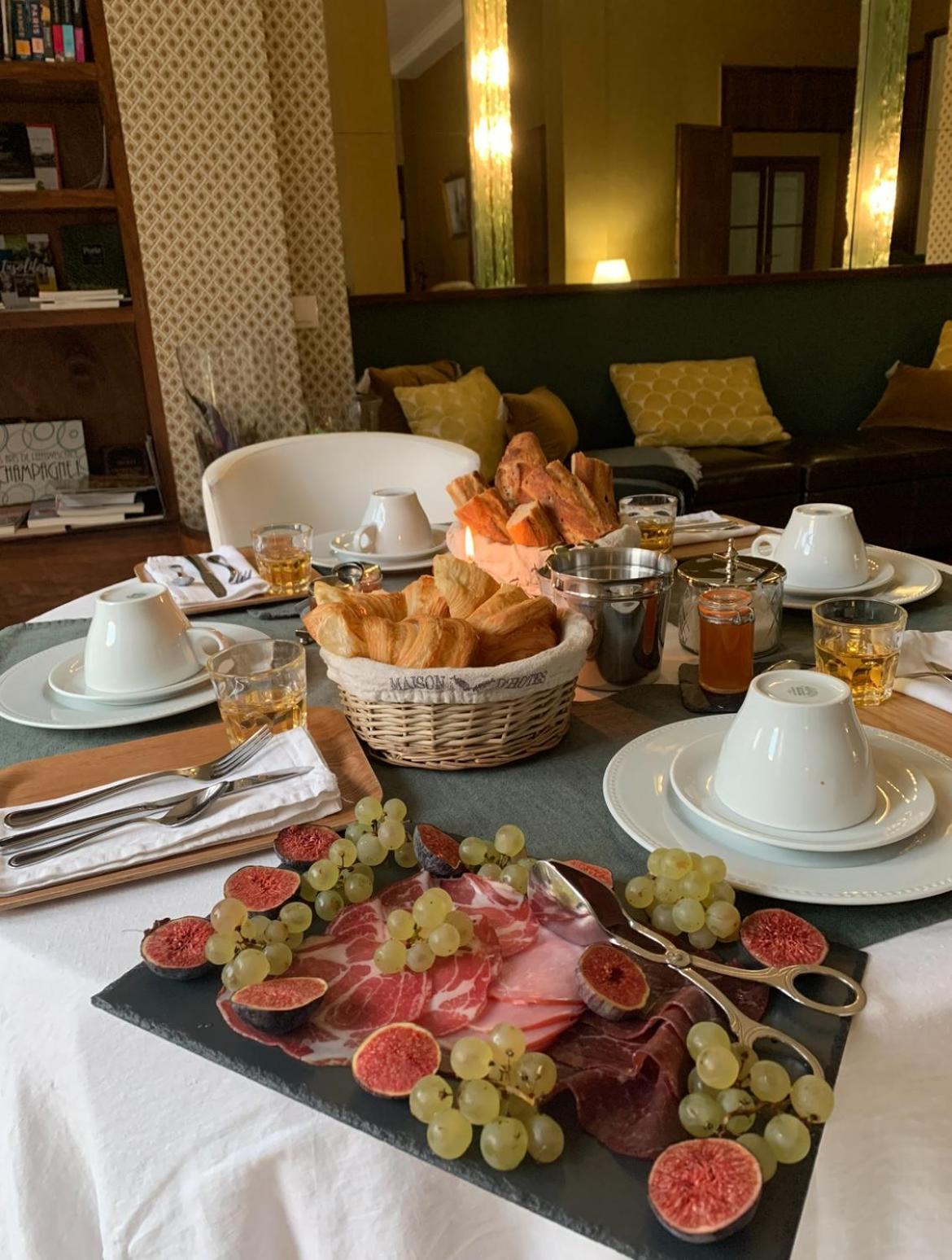 La Demeure Des Sacres - Cathedrale Bed & Breakfast Reims Bagian luar foto