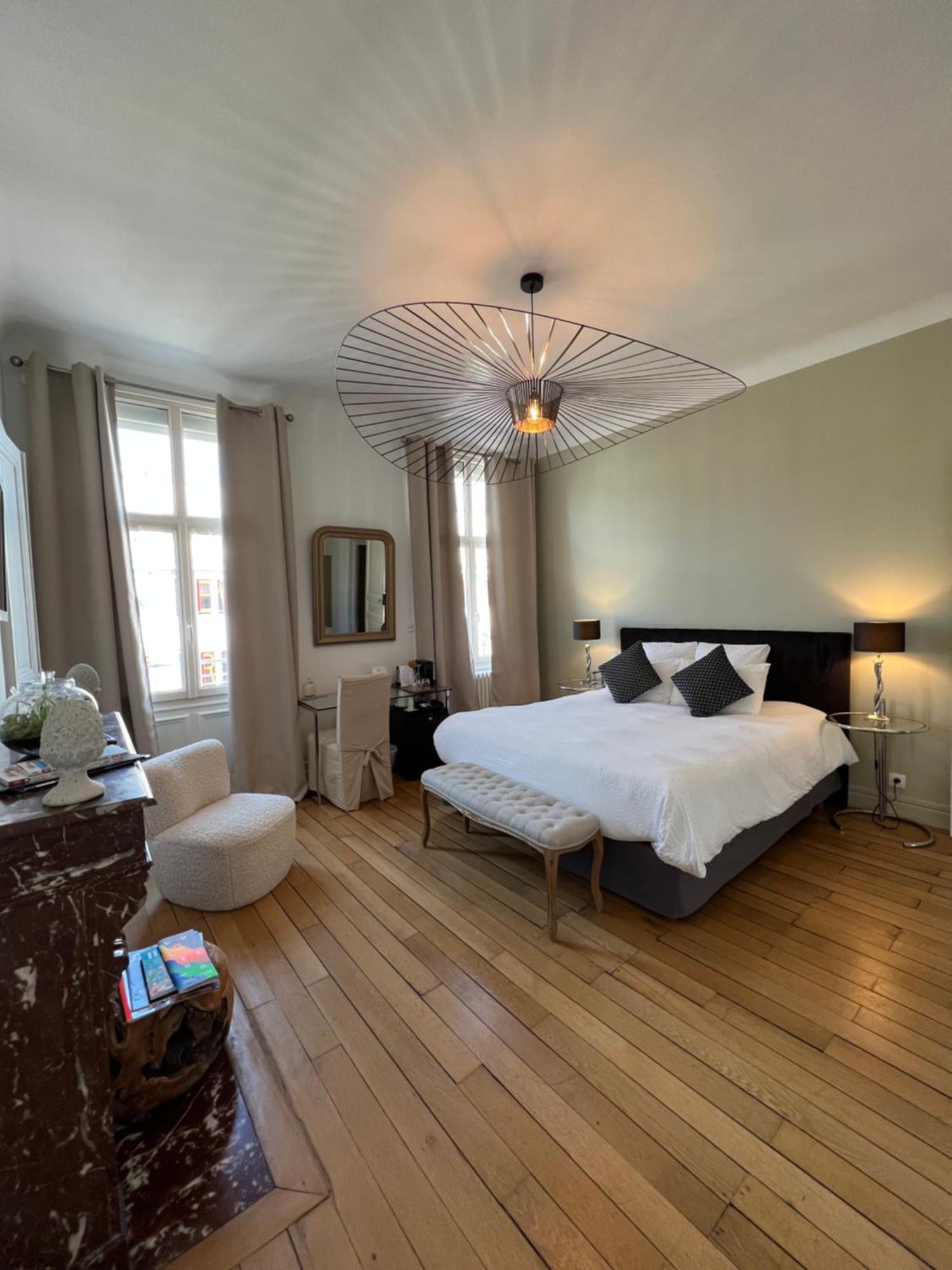 La Demeure Des Sacres - Cathedrale Bed & Breakfast Reims Bagian luar foto